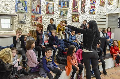 Dominique explique sa technique de peinture à l'huile