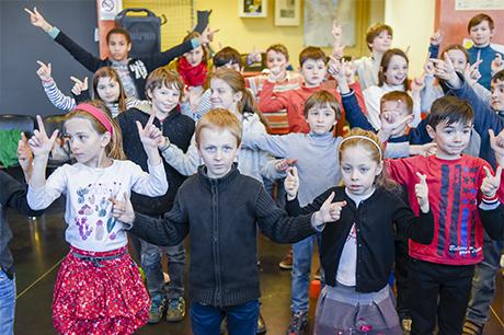 ... “cup song” par l'école de musique...