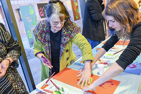 ... Mano à l'atelier-peinture “main dans la main"...