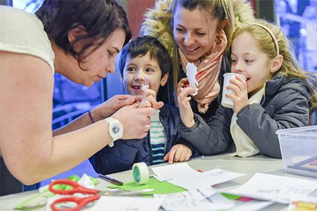 ... et Patricia à la fabrication des marionnettes à doigts !