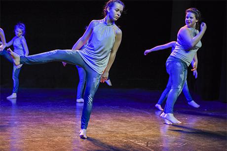 ... la danse modern'jazz de l'Amicale laïque...