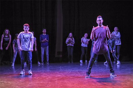 ... qui regroupe filles et garçons...