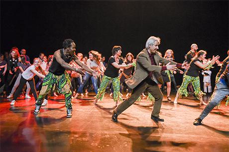 ... qui ont été chercher le maire dans le public !